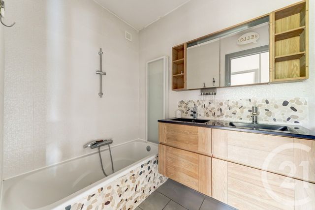 Afficher la photo en grand Appartement F3 à vendre - 3 pièces - 75.1 m2 - TASSIN LA DEMI LUNE - 69 - RHONE-ALPES - Century 21 La Demi-Lune